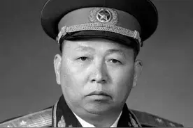 1955年授勋后，许世友和洪学智等上将，走到一位中将身边向他敬礼图片