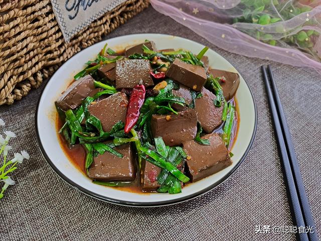 惊蛰时节，多吃这道“清肠”菜，含铁量高，春季常吃气色好