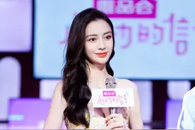 Angelababy还在努力扮少女，上综艺大胆挑战抹胸裙，一点不输00后图片