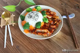 鸡腿饭加一种酱汁，外焦里嫩，搭配胡萝卜和西兰花，好看又好吃图片