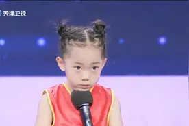 “小哪吒”高难动作挑战 抓娃娃神技大揭秘图片