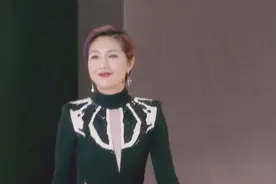影音双料天后杨千嬅亮相红毯 黑色包身长裙端庄优雅视频封面