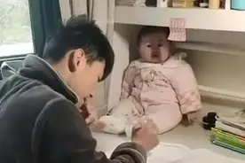哥哥写作业遇难题，妹妹被当做“吉祥物”，妹妹：我付出太多了图片