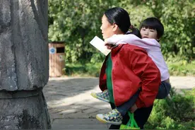 奶奶在家闲着，姥姥带娃成为社会新风尚，为啥受累活总偏爱姥姥图片