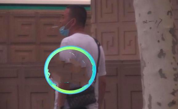 景甜父亲罕见露面，陪女儿看病烟瘾难耐，挺肚腩打扮朴素不似富豪