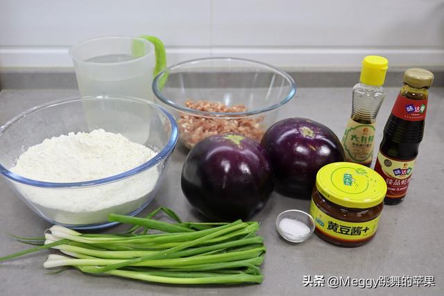 这菜好多人只知道炒着吃，却不知做馅包饺子才叫鲜，韭菜都靠边站