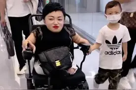 坐在轮椅上身高80厘米身残志坚的“瓷娃娃”勇创业，身家过千万图片