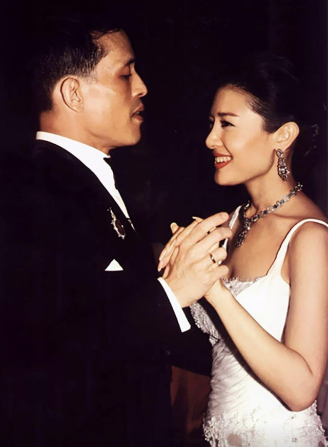 西拉米:舞女出身的泰王宠妃,43岁被削发为尼,当街匍匐跪拜儿子