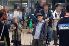 刘烨10岁儿子近照，五官成熟衣着朴素无星味，跟妈妈看老狼话剧图片