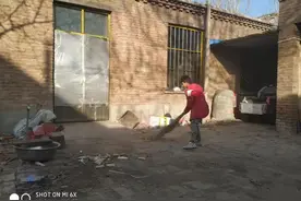 爱心志愿者探望央视“最美孝心少年”任立春，与小立春家结成帮扶对子图片