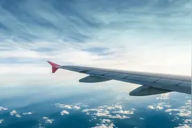 飞机机翼下的锥形盒子是什么？不是导弹，也不是油箱图片