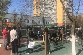 北京社区公园的大爷们有点“飘”！百人聚集，公园封门频遭翻墙图片
