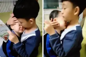“超暖心兄弟”火了，弟弟被骂趴在哥哥怀里告状，爸爸在旁一脸懵图片