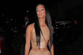 女星扎娅·米歇尔(Draya Michele)土黄皮衣套装，现身好莱坞街头图片