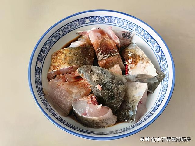 家常烧鱼我常用这方法，食材入锅再加碗啤酒，味美下饭料也多