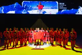 幕后故事｜珠峰“斗士”夏伯渝：每天做近500个俯卧撑 想登遍七大洲的最高峰图片