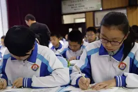 初中女生换座位，一般有这几种可能，普遍存在各种“小心思”图片