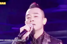 陈小春演唱会再现“山鸡哥”造型，黄金兄弟前来观众席加油驻唱视频封面