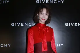 金晨的卷毛发型真可爱，穿缎面衬衫配蕾丝裙，满身名媛气息很高级图片