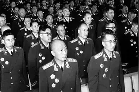 1955年授衔，开国将军中有两对翁婿，岳父见到女婿必须敬礼吗？图片