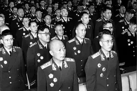 1955年授衔，开国将军中有两对翁婿，岳父见到女婿必须敬礼吗？图片