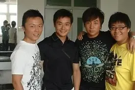 这四个功夫童星长大后，其中三人都抱得美人归，他却交不到女朋友图片