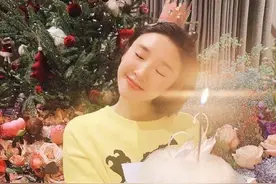 唐艺昕当妈后首个生日：捧张若昀定制4位数蛋糕，歪头甜笑好少女图片