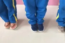 老师突然拍学生鞋子特写，家长看完羞红了脸，网友纷纷给老师点赞图片