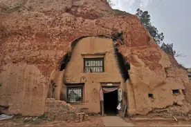 八旬老人独居大如溶洞的土窑，满屋子旧家当情景如历百年穿越图片