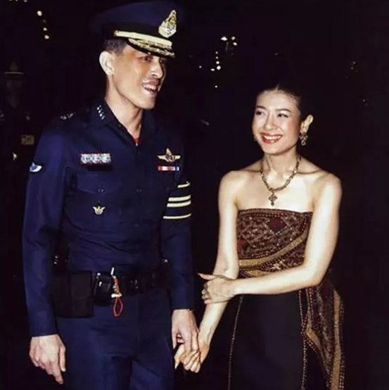 泰国最美王妃：婆婆不给王冠她戴发卡更惊艳，当嫂子还得跪小姑子