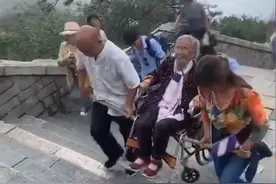 老人有福气！儿女用轮椅抬母亲爬泰山，孙子在后边扶着图片