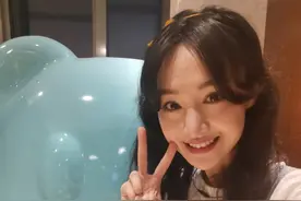 郑爽穿牛仔背带裙青春洋溢 嘟嘴比耶自拍笑容灿烂图片