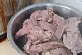 盐城大哥卖非遗猪头肉44年，47元一斤出锅抢光，很多人开豪车来买图片