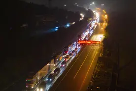 图集｜京港澳高速开始拥堵，还降温起雾了图片