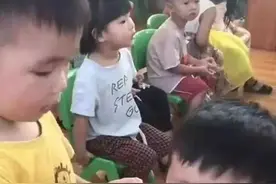 舅舅和外甥被分到幼儿园同班，吃饭时享受特殊待遇，老师被逗乐图片