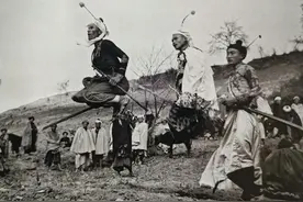 祭鬼节，土司就要人头落地。侦察兵飞马赶到，呼刀下留人（上）图片