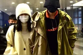 谢娜挺会保暖的，穿宽大的针织毛衣配毛线帽，在张杰身边挺黏人图片