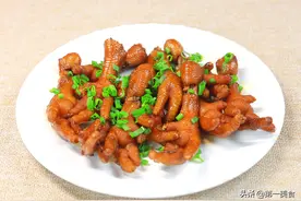 家庭版酱香鸡爪做法，不加一滴油，直接下锅焖，酱香十足又入味图片