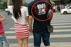 妹子，出门逛街也不照照镜子，把裙子穿得这么别扭，不觉得尴尬么图片
