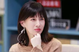 Papi酱生子后晒照，纯素颜露面显真容，小萌娃圆乎模样好可爱图片