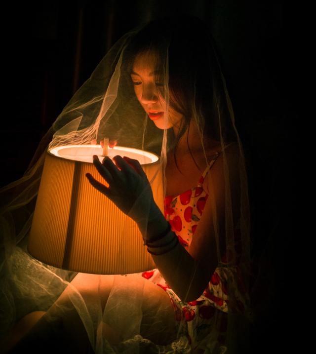 行宫见月伤心色，夜雨闻铃肠断声