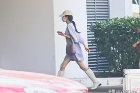 迪丽热巴终于开窍，为美三伏天穿长靴配T恤，迈八字步这气场无敌图片