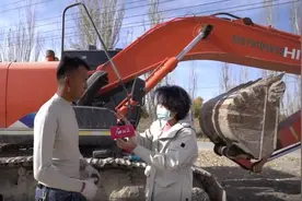 沙雅县26岁小伙阿迪力：“我是‘双职业’，开挖掘机采棉机都在行！”图片