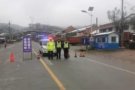 持续降雪，周至交警封闭108国道马召进山口图片