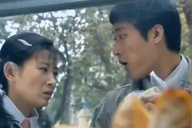 女孩对男孩说：给我一个鸡蛋饼让你亲一口！女孩一口气吃了12个视频封面