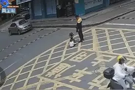 家长当街和娃赌气：别赢了孩子，却伤了孩子图片