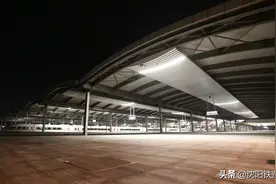 高铁刚开走，站台灯就灭了！图片