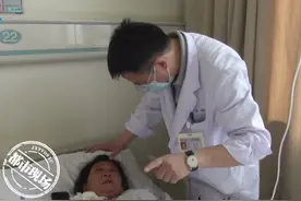 看着都痛！女子骑车摔进绿化带，5厘米树枝扎进眼眶图片