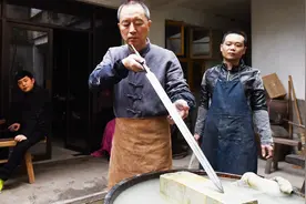收50余名徒弟半年卖剑1200万元 福建铸剑大师还原“春秋铁艺”视频封面