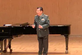 82岁李双江出席音乐会，身材消瘦脱发显老态，数位观众冲上台合影图片